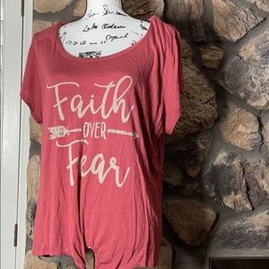 🥳HOST PICK🥳Hi lo T-shirt that ties in front with lace on back